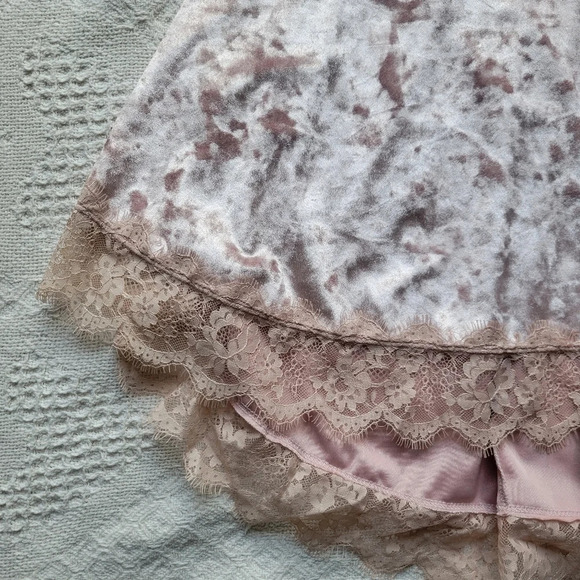 NWT- Workhall Velvet Sleeveless Lace  Trim Tank top - Picture 4 of 9